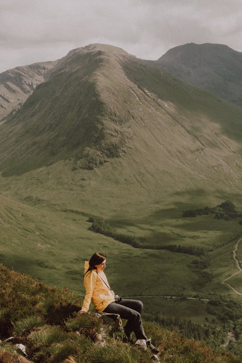 Frau Sitzt Auf Einem Felsen