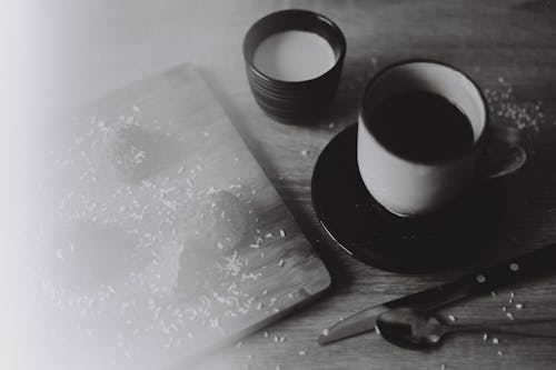 Darmowe zdjęcie z galerii z bw film, ceramiczny kubek, czarna kawa