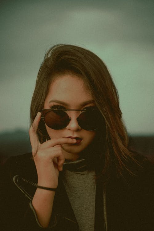 Fotografía De Enfoque Selectivo De Mujer Con Gafas De Sol