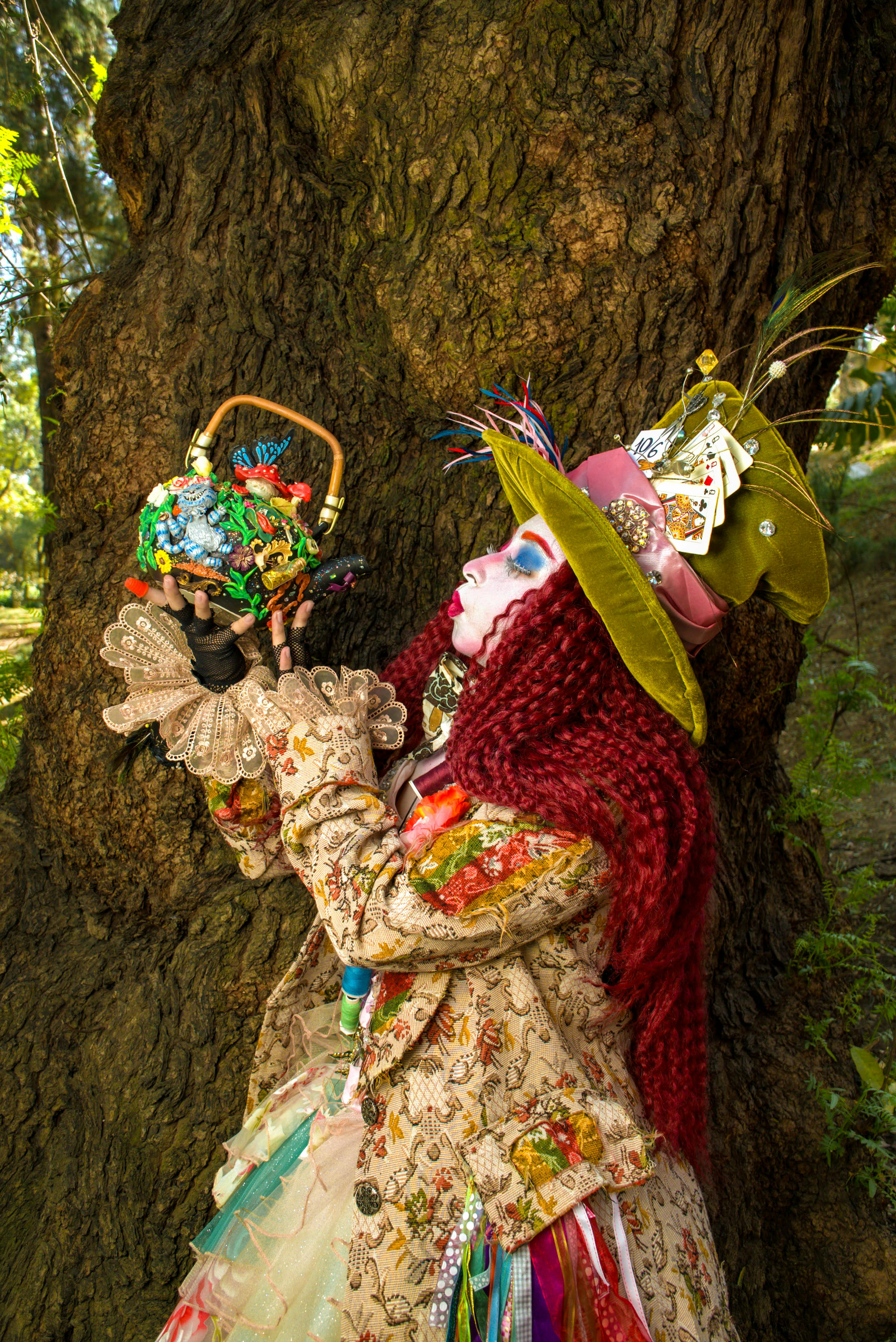 Kostnadsfria Livlig Mad Hatter-dräkt i naturen, som främjar fantasiteman. Stock foto