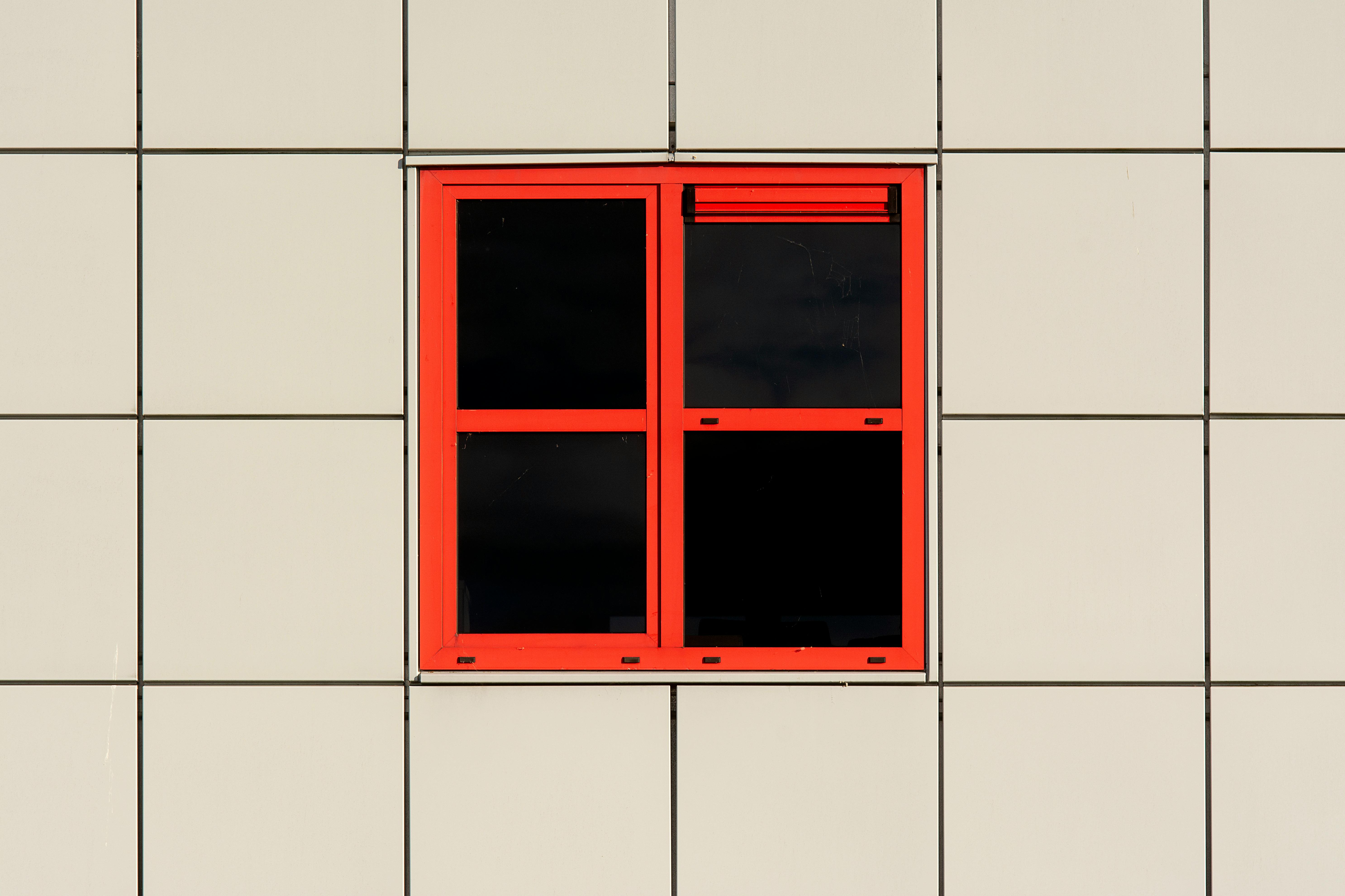 bezplatná Červené okno na béžové fasádě budovy, představující minimalistickou architekturu. Základová fotografie