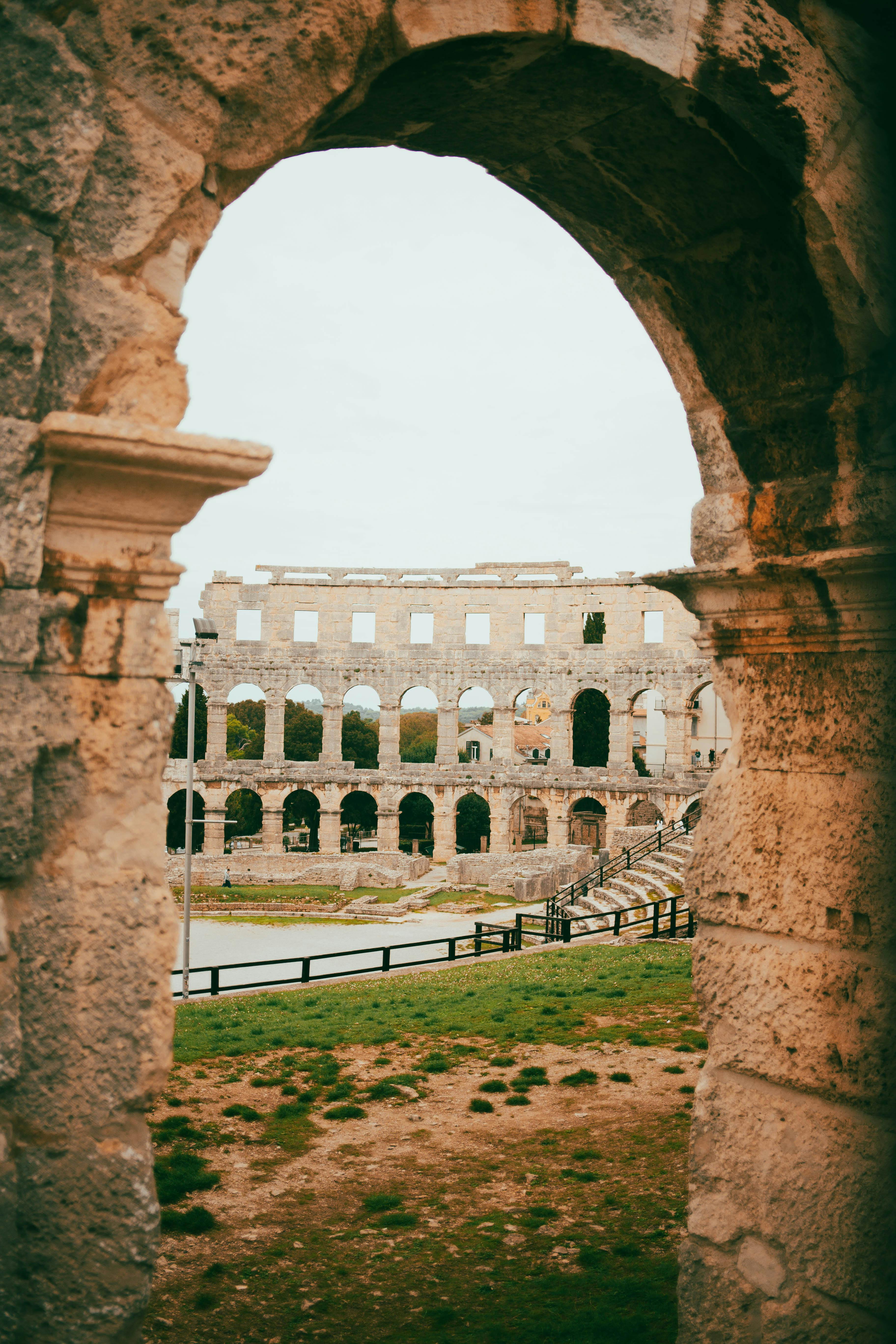 common:alt.prefix Hırvatistan'ın Pula kentindeki antik Roma amfi tiyatrosunu, simgesel taş kemerleri ve tarihi mimarisiyle keşfedin. common:alt.postfix