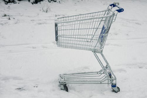 Carrinho De Compras Cinza Em Solo Nevado