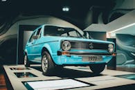 在现代化的展览环境中，展示1977年经典大众汽车，突出其复古设计