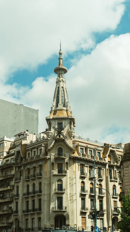 Free A stunning historic building with intricate architecture under a clear blue sky. Stock Photo