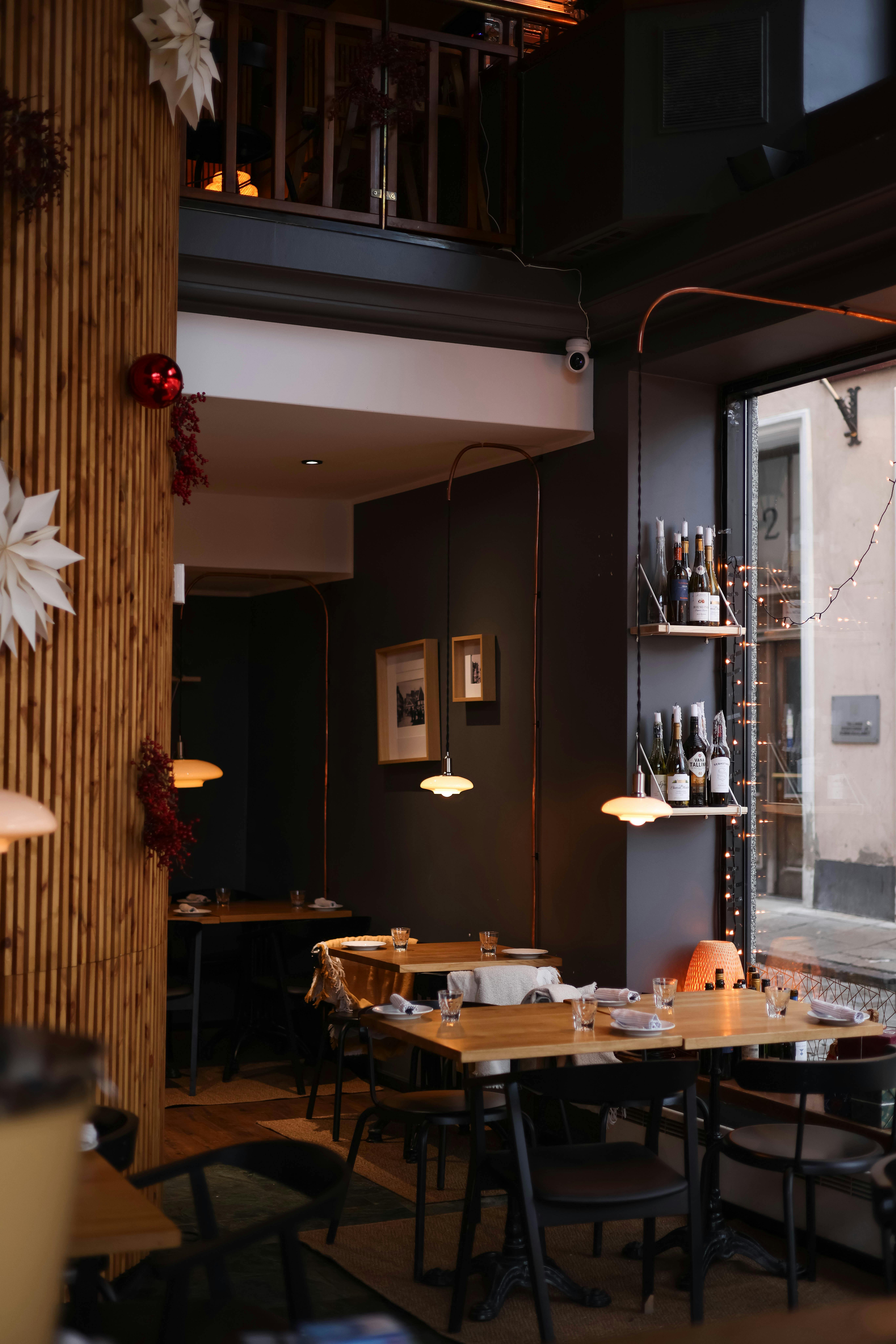 Camareros y bartenders profesionales trabajando en un restaurante moderno