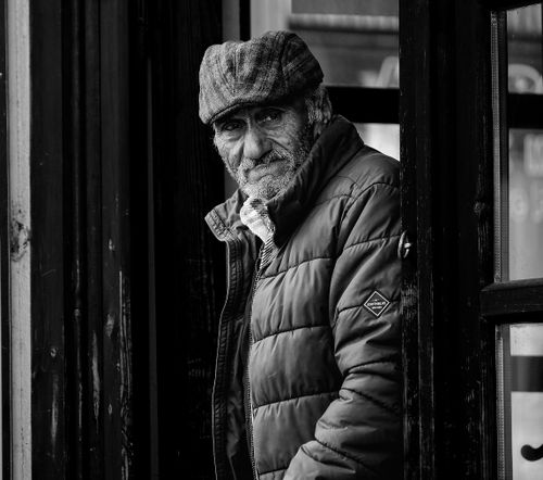 Free Portrait of an elderly man in a traditional hat, captured in black and white. Stock Photo