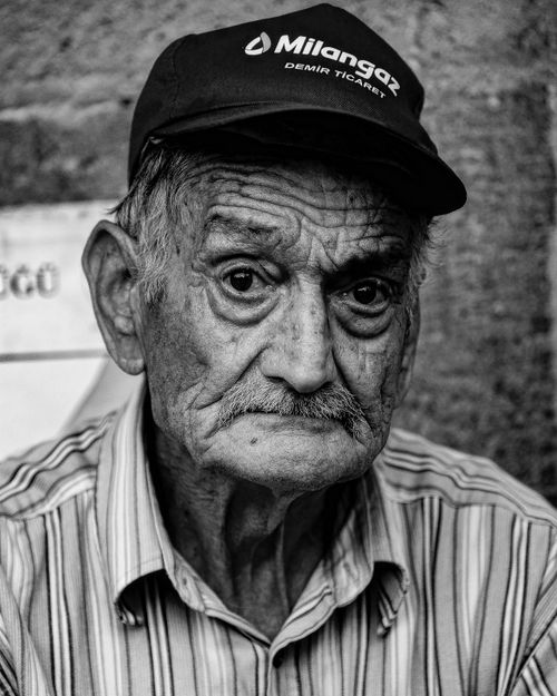 Free Black and white portrait of an elderly man in Konya, Türkiye, wearing a cap and striped shirt. Stock Photo