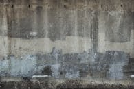 加利福尼亚州阿维拉海滩一处纹理混凝土墙的特写，展示了彩绘层