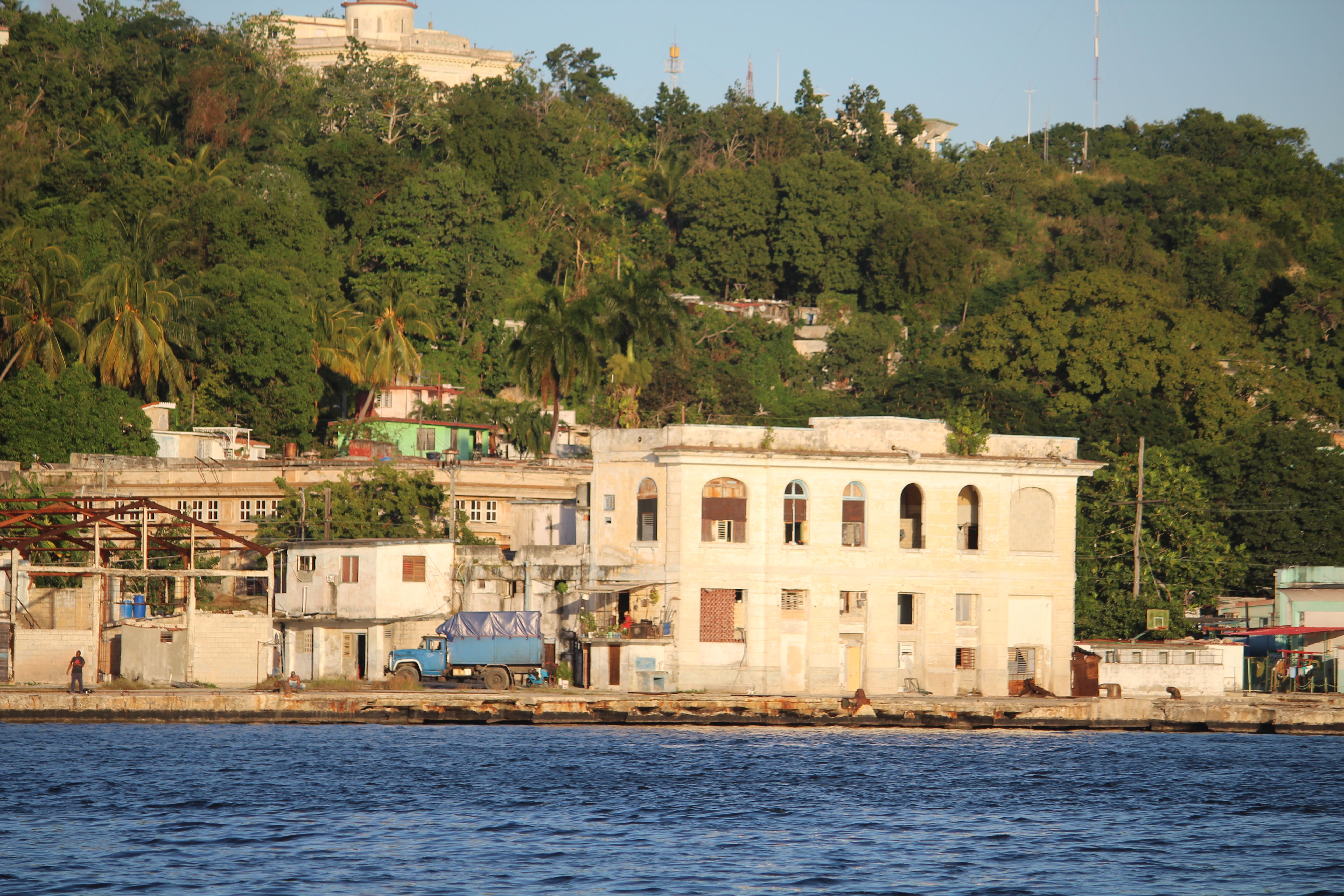 Arte haitiana colorida com pinturas e esculturas em ferro — cultura e identidade local do Haiti em 2026