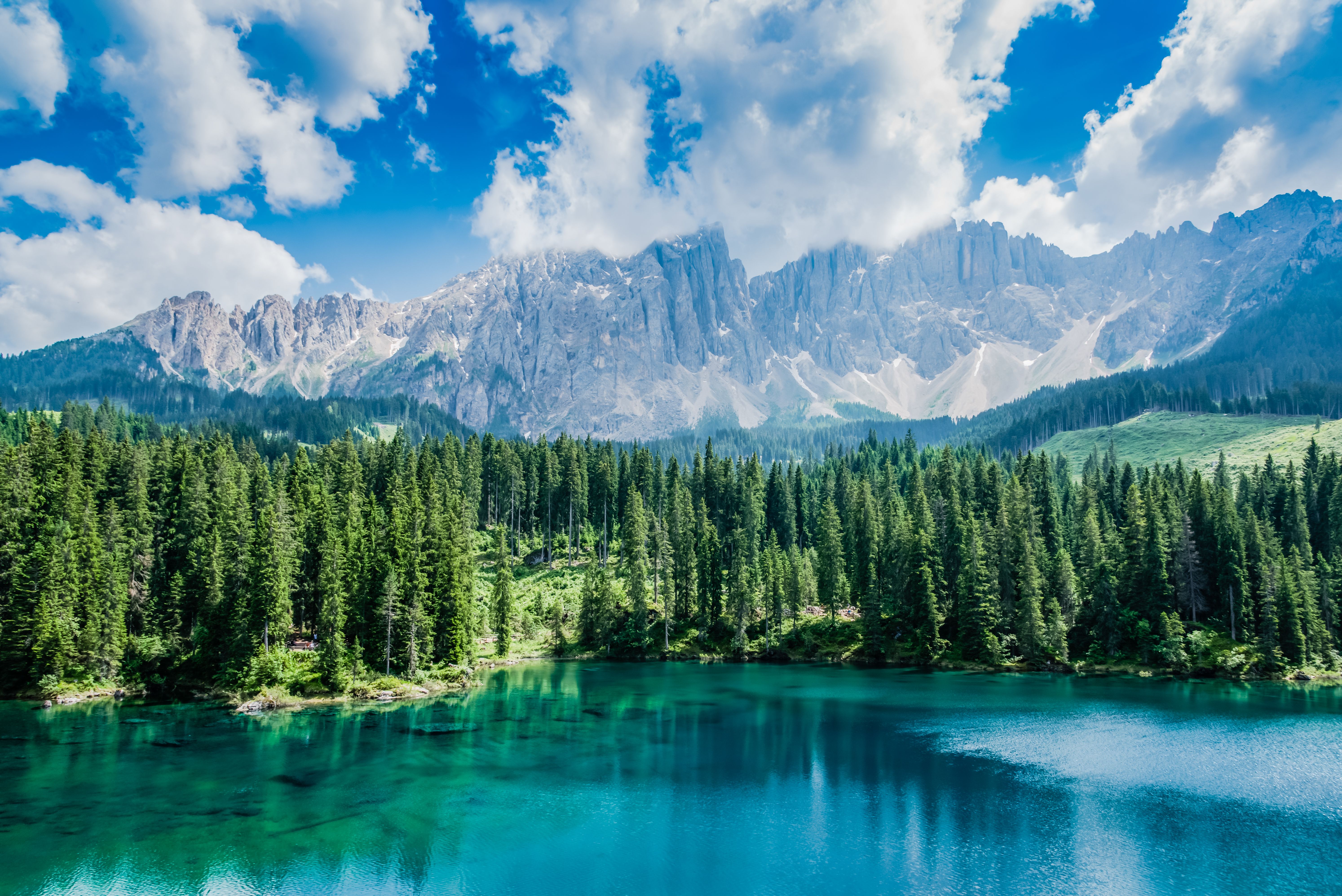意大利卡雷扎湖和多洛米蒂山的风景 · 免费素材图片