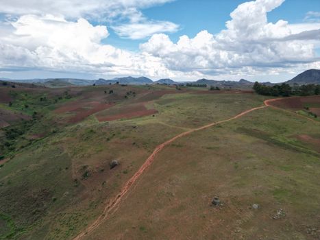 Vue aérienne à couper le souffle des vastes hautes terres vertes et brunes du Malawi sous un ciel vibrant et rempli de nuages.