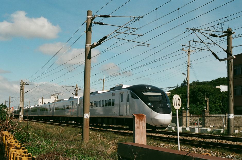 晴れた日に台湾の美しい田園地帯を走る高速列車。