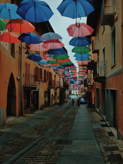 Улица, покрытая зонтами