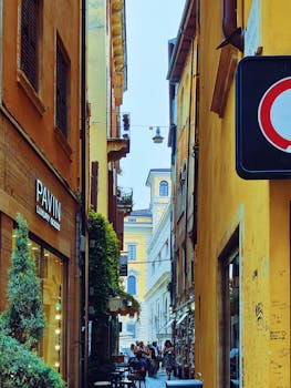 色彩缤纷的老城小巷里，狭窄的鹅卵石街道上挤满了游客