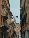 狭窄的街道上，古老的建筑和教堂尖顶体现了意大利建筑的特色