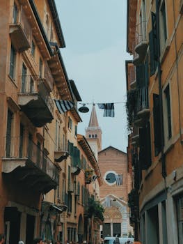 狭窄的街道上，古老的建筑和教堂尖顶体现了意大利建筑的特色