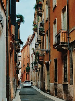 在老城区，探索一条狭窄小巷的魅力，那里有历史建筑和色彩缤纷的外观