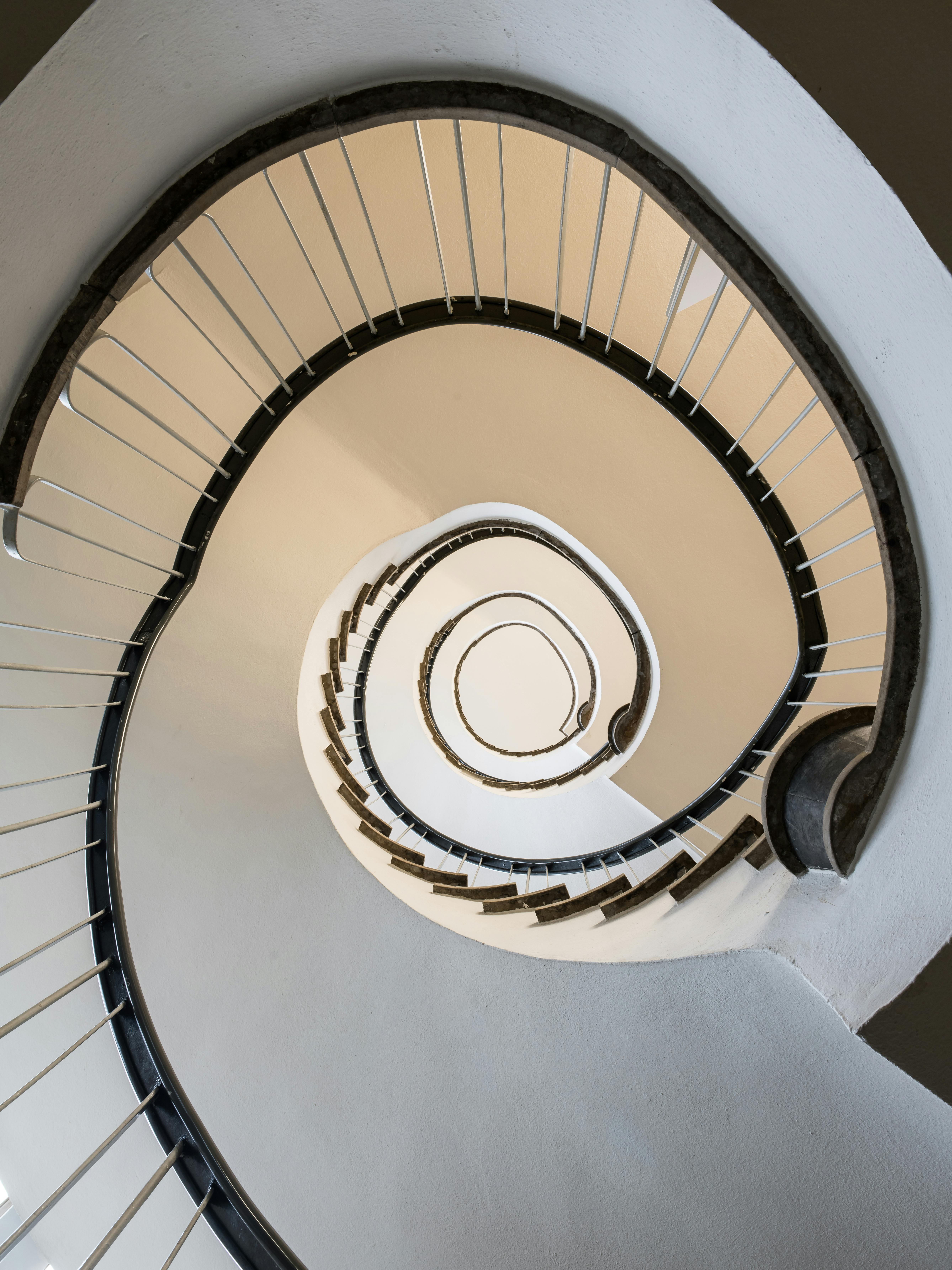 dynamic spiral staircase in hamburg office building