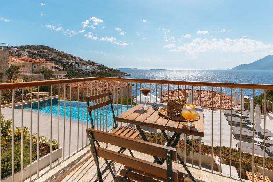 Verre posé sur une table avec mer en arrière-plan