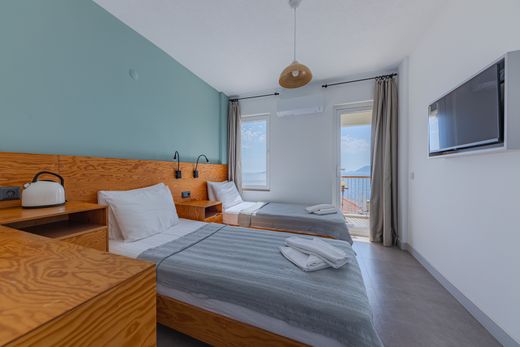 Twin guest room with a balcony onto the water. Photo: Ahmet ÇÖTÜR on Pexels