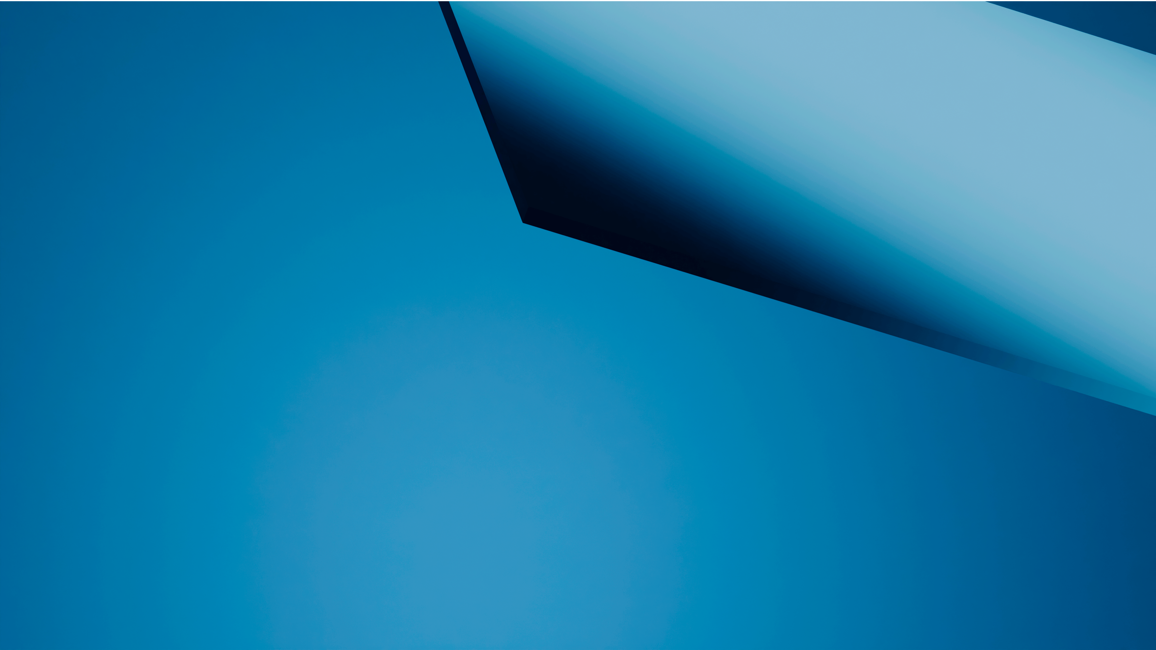 ingyenes Minimalista kék geometriai forma tömör kék háttérrel, tökéletes a modern absztrakt mintákhoz. Stockfotó