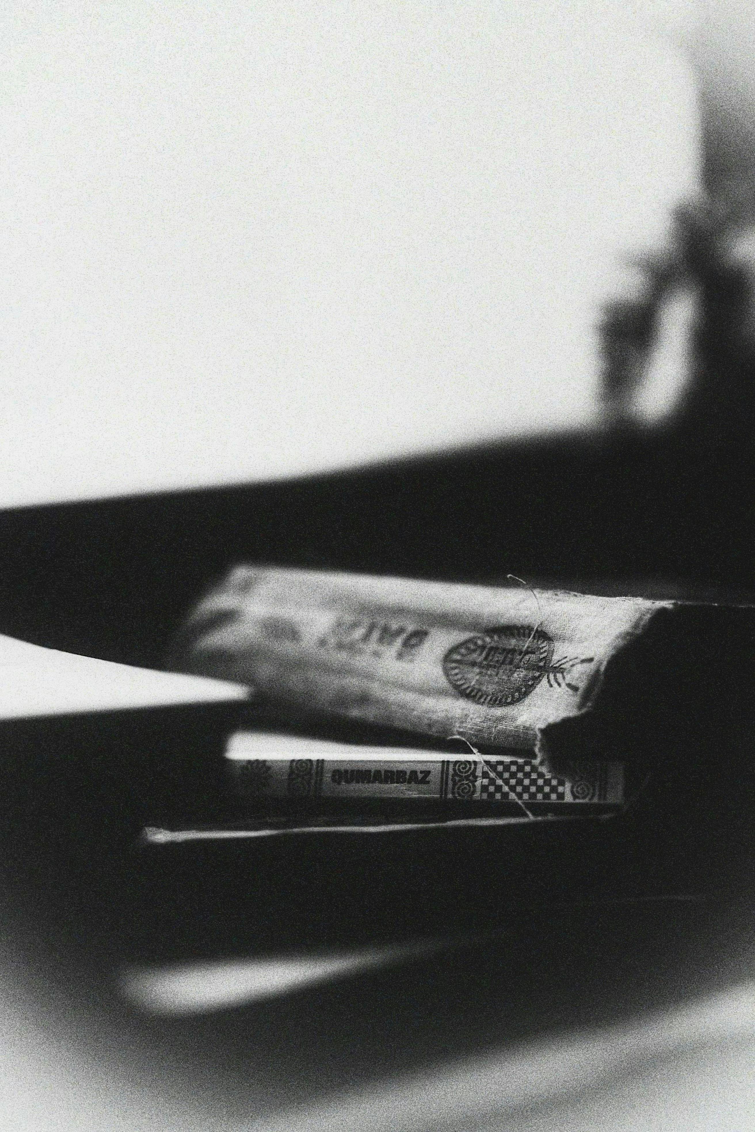 grátis Imagem artística em preto e branco de livros antigos em uma estante, criando um visual clássico. Foto profissional