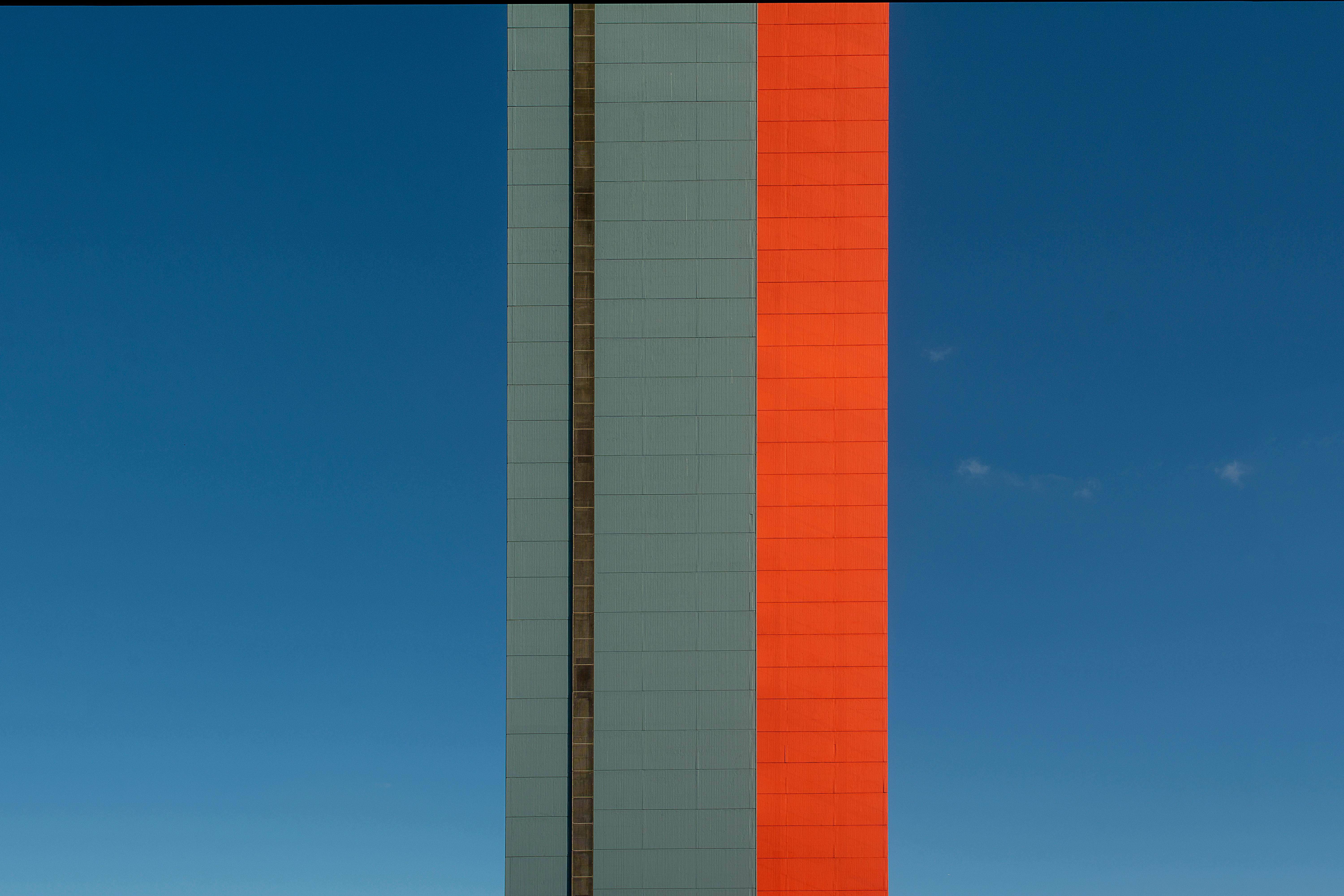 bezplatná Minimalistická Městská Budova Proti Jasné Obloze Základová fotografie