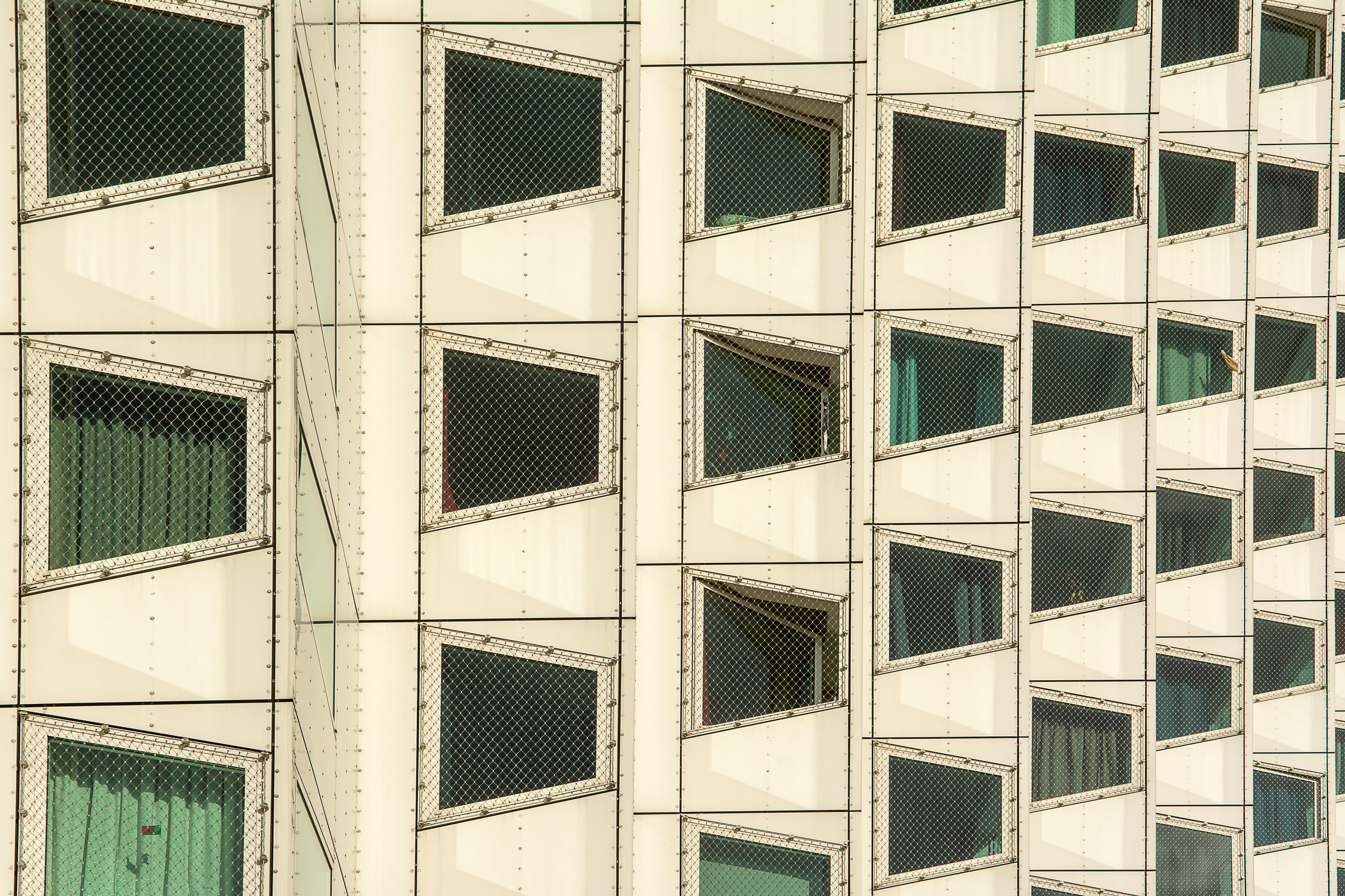 bezplatná Abstraktní geometrická fasáda s okny v Delft, Nizozemsko. Základová fotografie