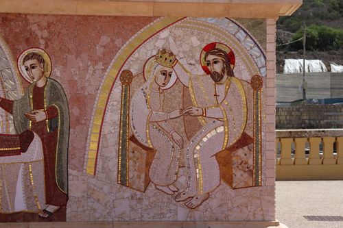 Free Detailed religious mosaic featuring historical figures on a sunny day. Stock Photo