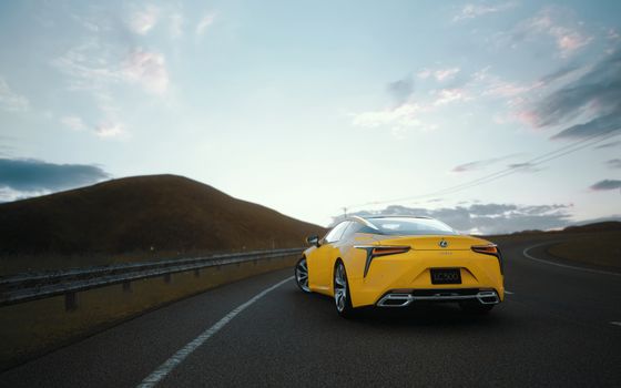 Eindrucksvoller Sonnenuntergang & Straße – Sportwagen Wallpaper