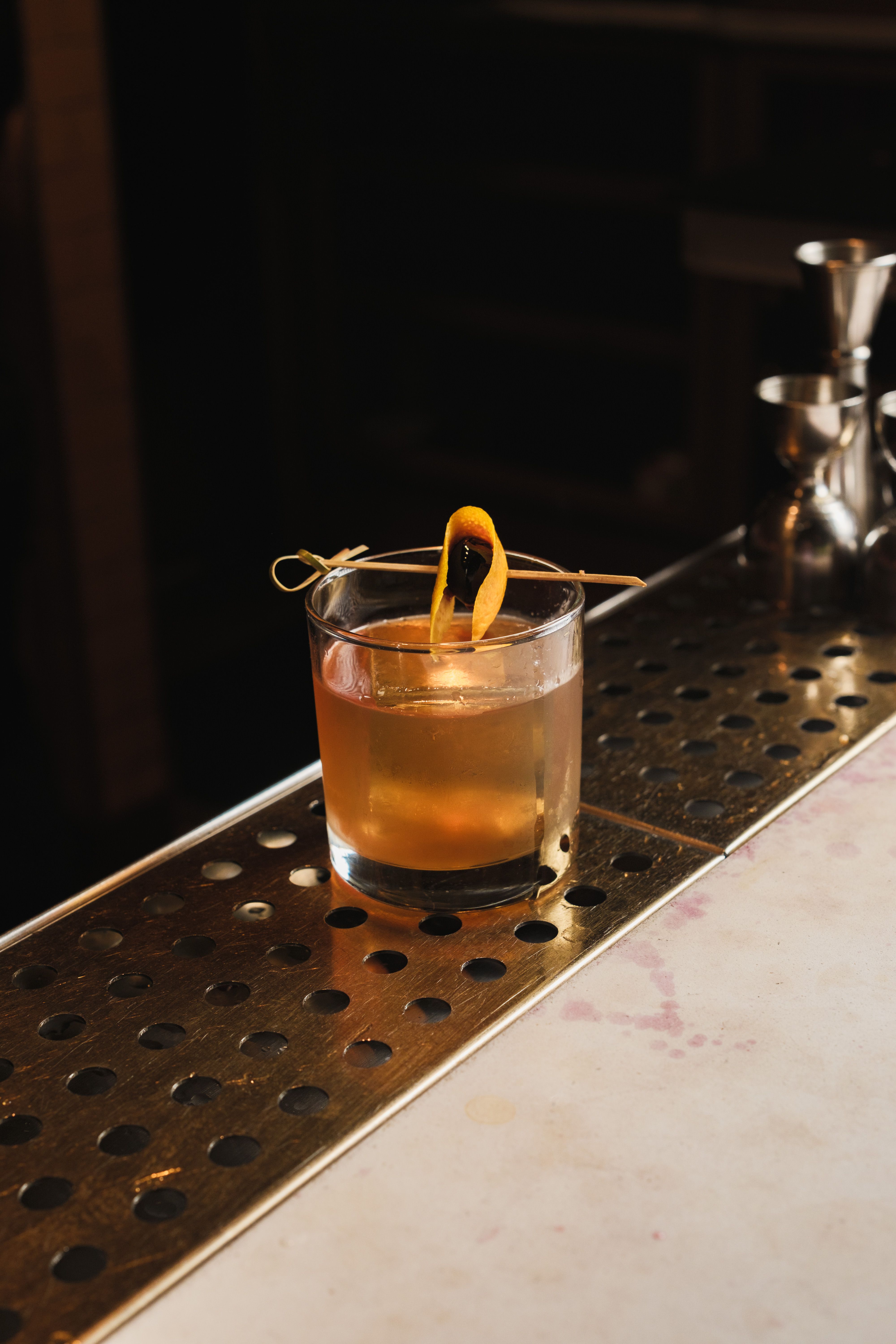 Old Fashioned cocktail med apelsinskal