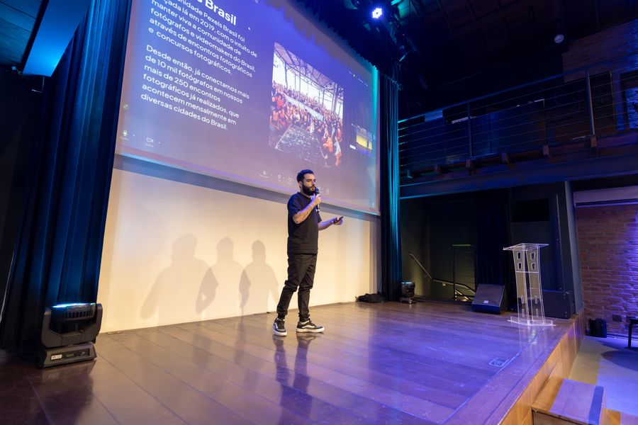 Presentación corporativa sobre escenario