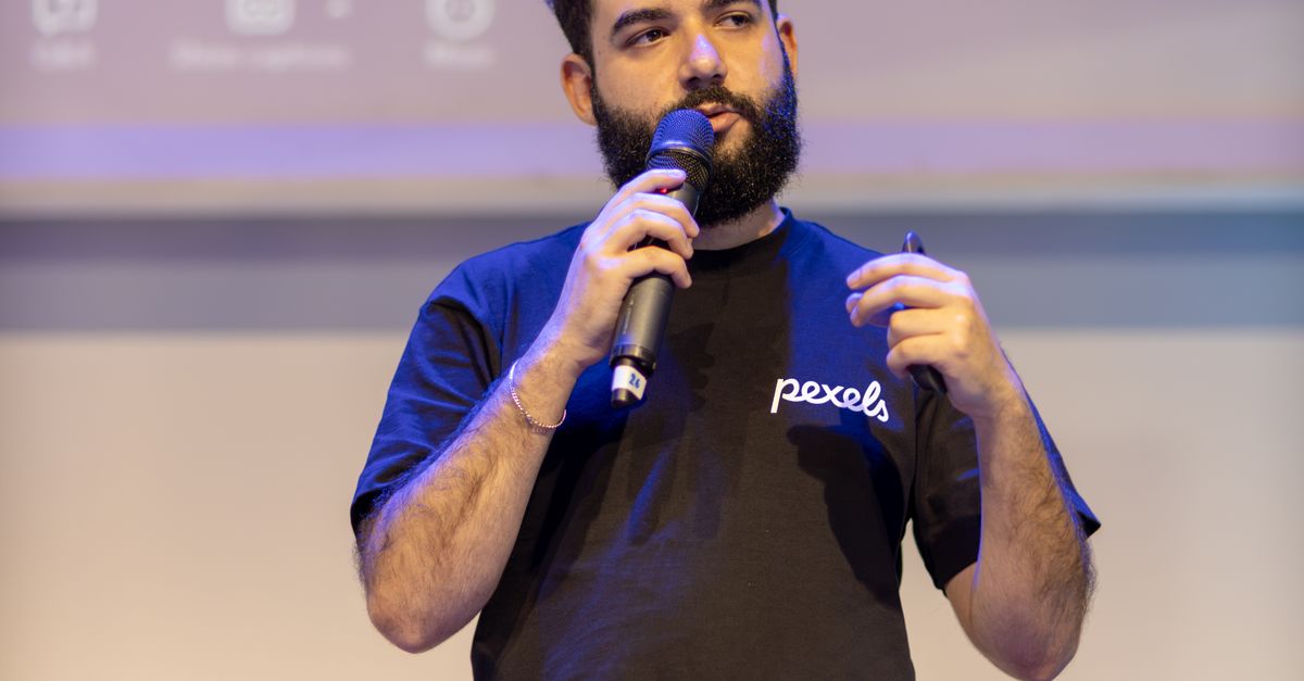 Hombre hablando por un micrófono durante una presentación en un interior. Hombre hablando por un micrófono durante una presentación en un interior.