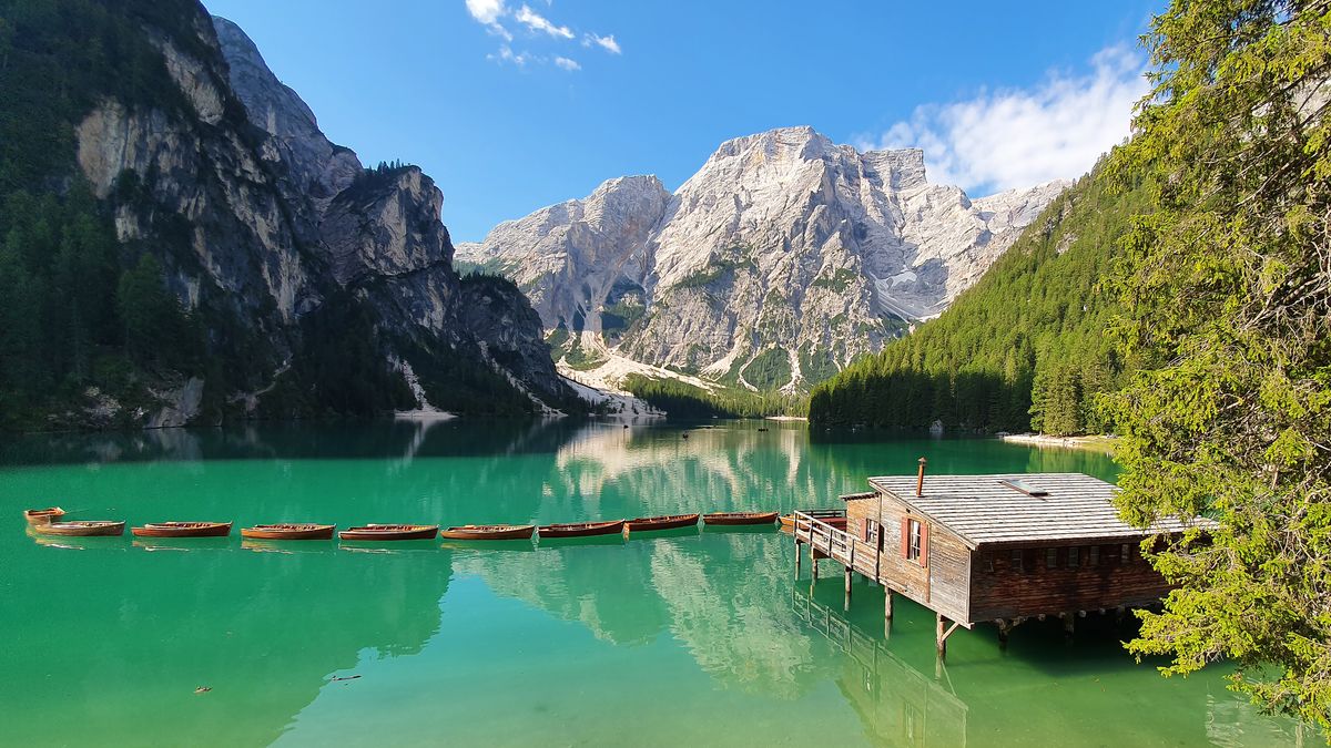 Lago di Braies with its wooden boathouse and Dolomite peaks
