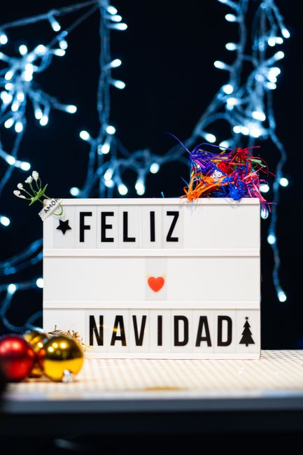 Fotomural Primer plano de una caja de luz navideña con texto Feliz Navidad y decoraciones festivas.