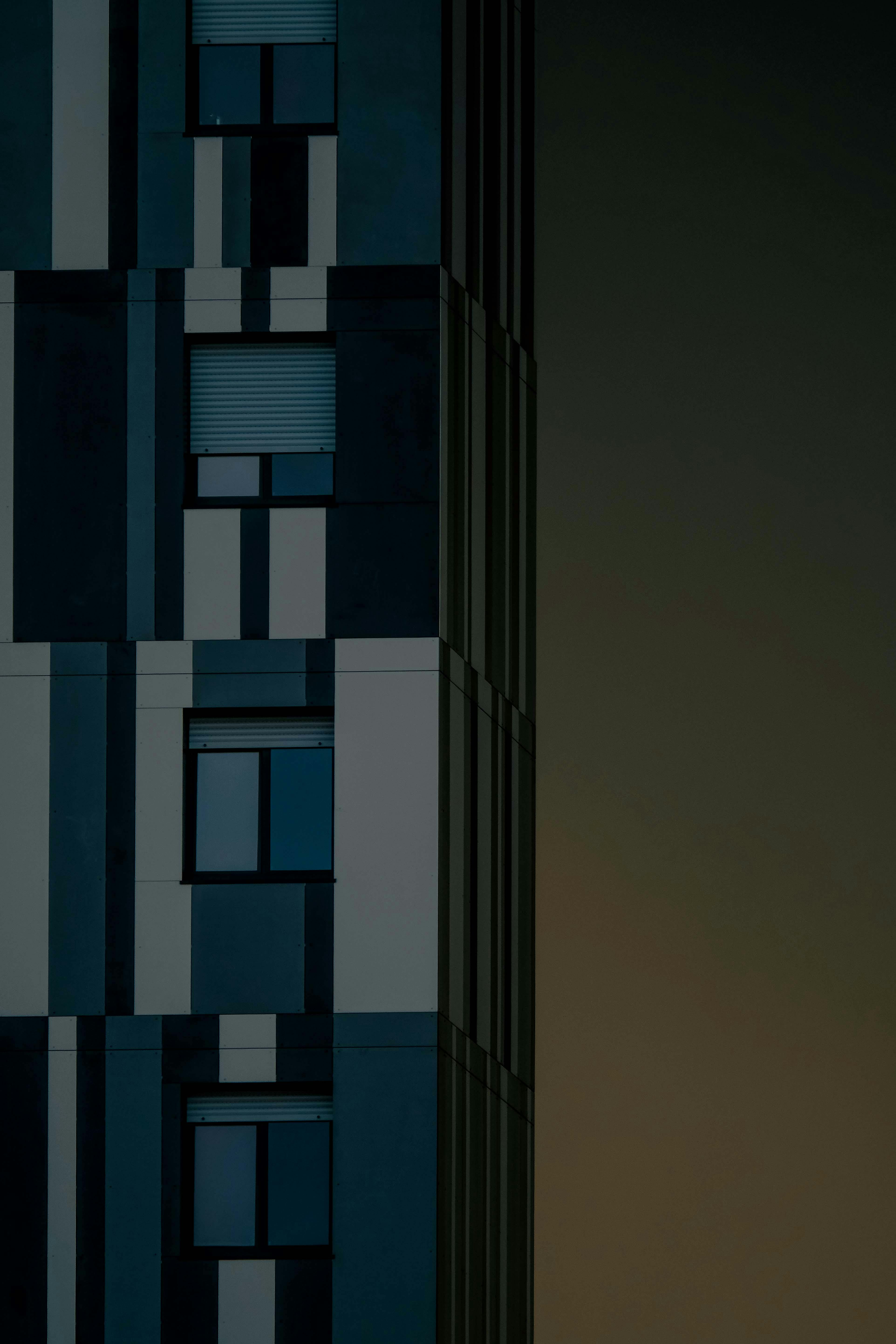 这座引人注目的城市建筑拥有现代建筑立面，其几何图案在夜间尤为醒目