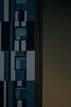 这座引人注目的城市建筑拥有现代建筑立面，其几何图案在夜间尤为醒目