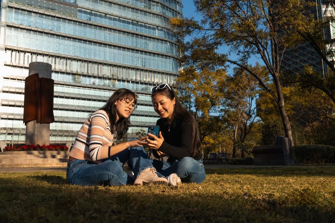 Mujeres Jóvenes Disfrutando Del Tiempo Al Aire Libre En El Parque De La ...