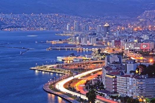 黄昏时分，伊兹密尔城市景观鸟瞰图令人惊叹，海岸线与建筑物被灯光点亮