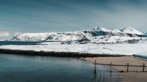 Free Breathtaking view of snowy mountains reflecting on a serene lake during winter. Stock Photo