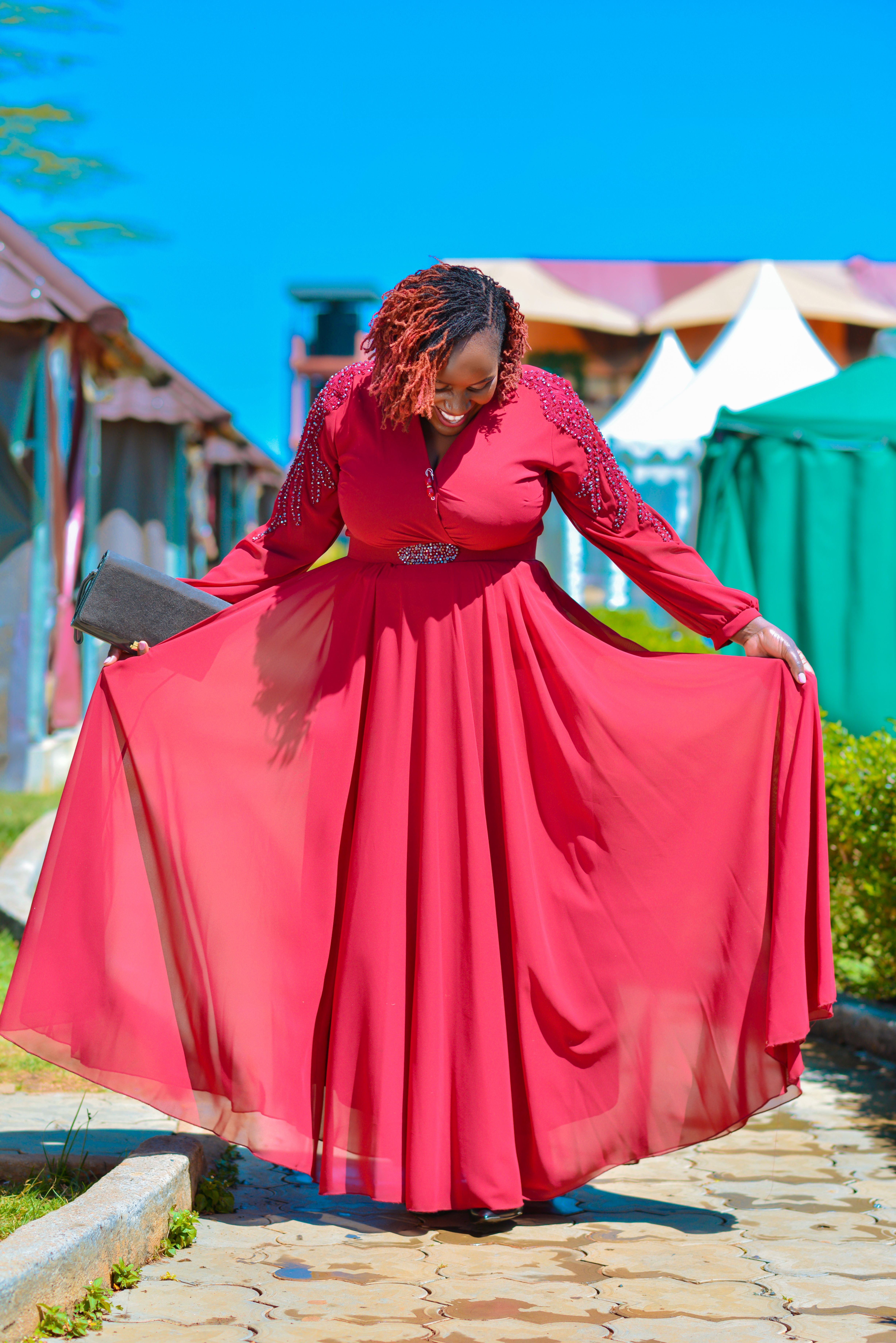 Femme élégante En Robe Rouge En Plein Air Au Kenya · Photo gratuite