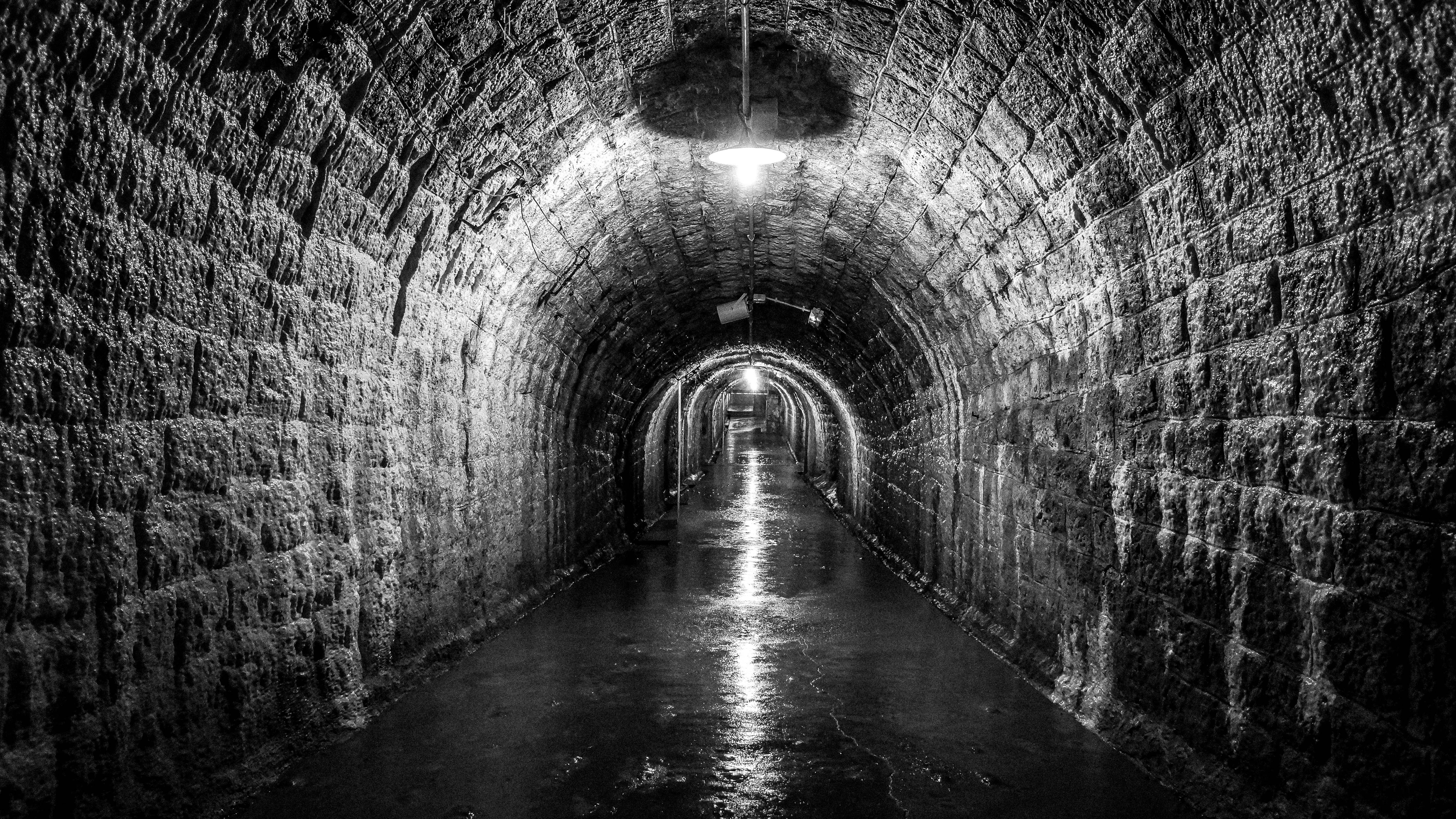 Tunnel souterrain en pierre, abri antiatomique