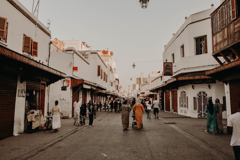 Une rue animée de Demnate au Maroc avec des gens et des magasins.