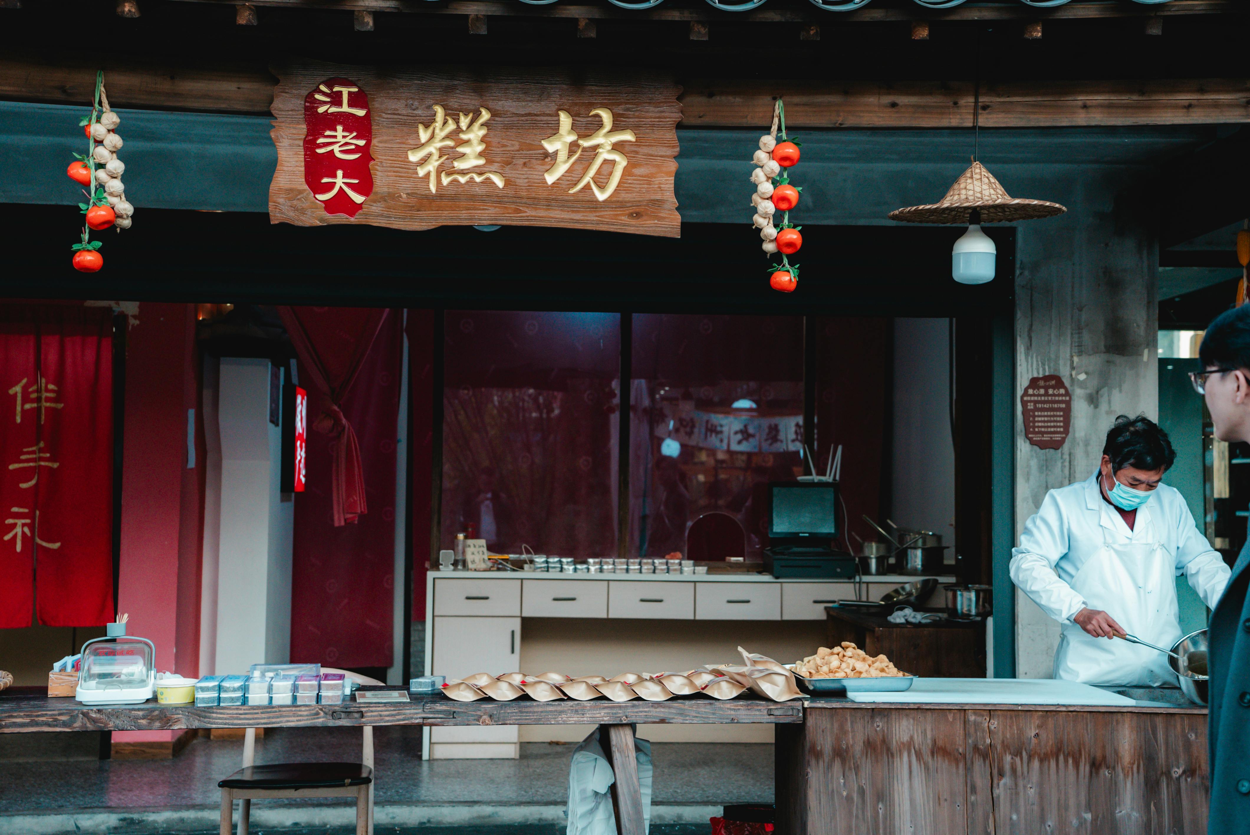 Yerel bir restoranda veya açık hava pazarında geleneksel yemekleri tadan insanlar, otantik yerel mutfak ve kültürel etkileşimi yansıtan sofra.