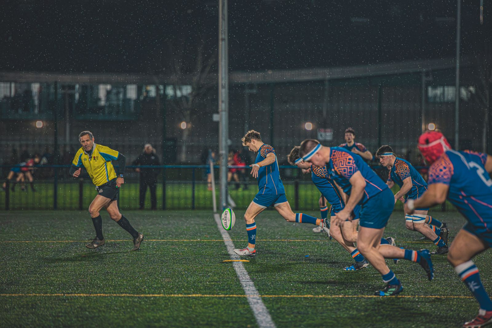 Stade de rugby occitan rempli avec joueurs en action sur la pelouse