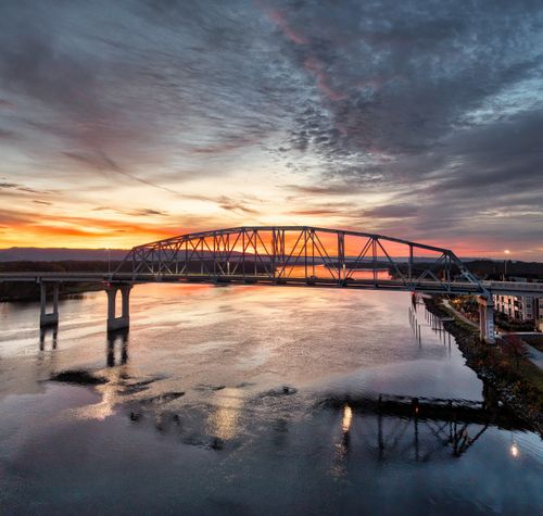 Free A breathtaking view of sunrise over Wabasha Bridge in Minnesota, reflecting on calm waters. Stock Photo