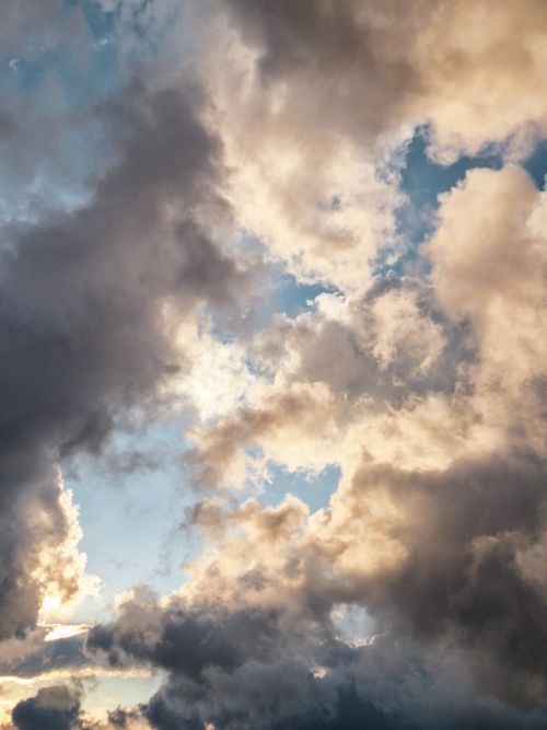 Free A stunning view of dramatic clouds with vibrant hues at sunset, showcasing the beauty of nature. Stock Photo