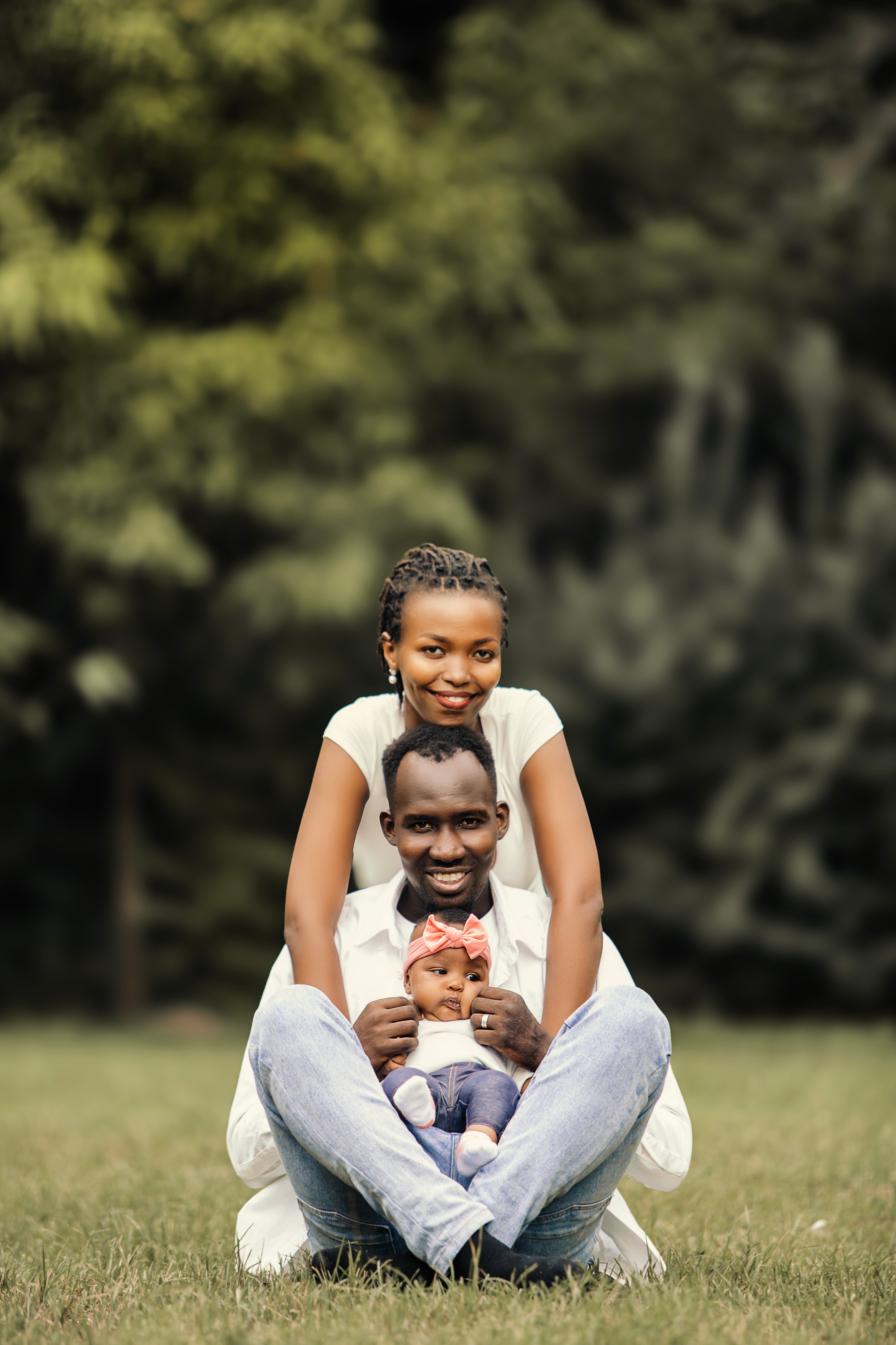 Retrato De Familia Feliz En Un Parque Verde Y Exuberante · Foto de ...