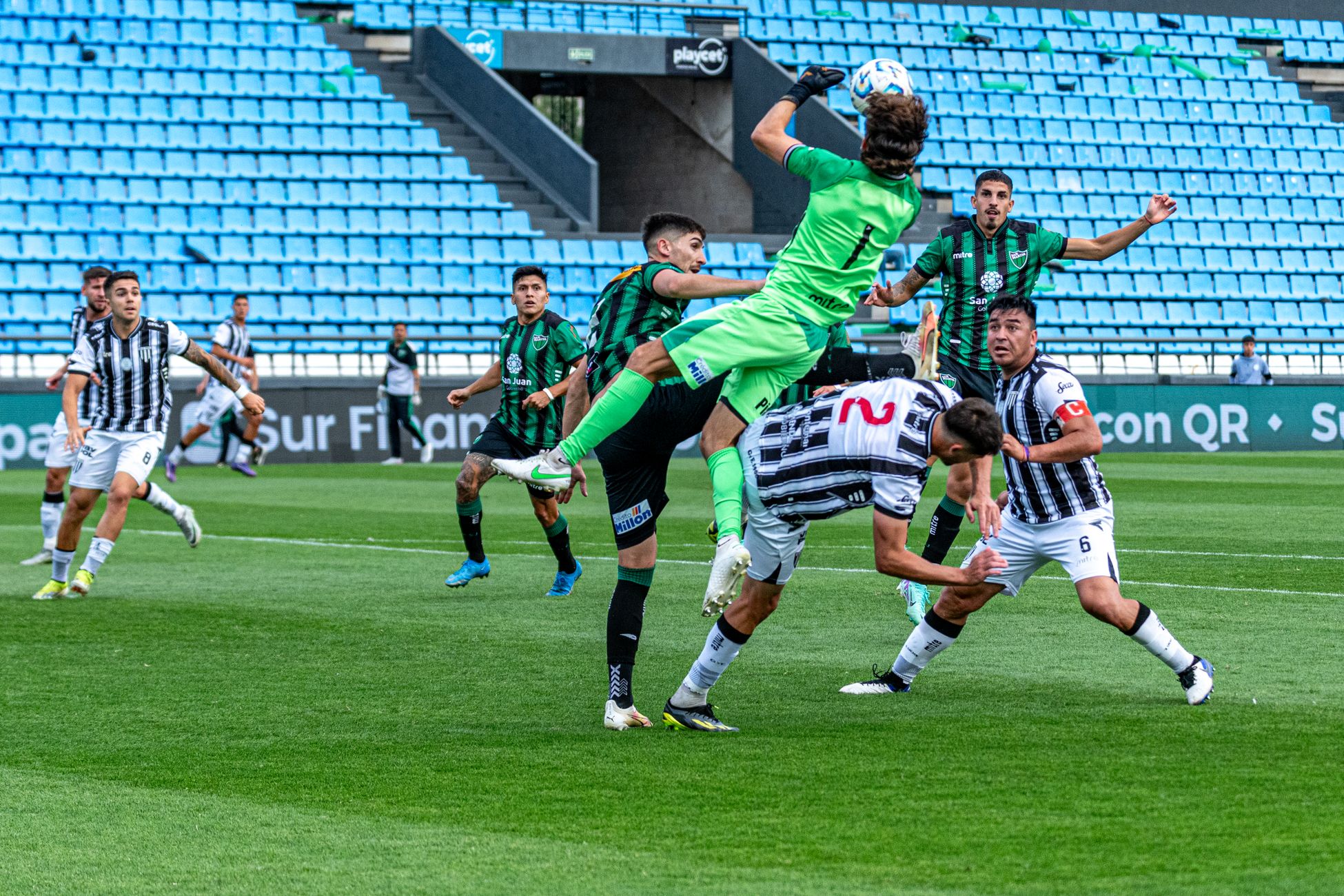 Drie jeugdspeelsters V&L maken stap naar eredivisie